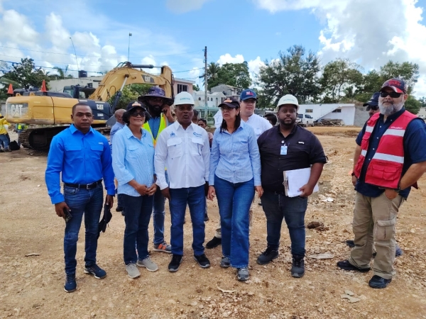 Director ejecutivo Félix De León De La Cruz se reune con comunitarios y las compañías constructoras de la marginal en el sector INVI
