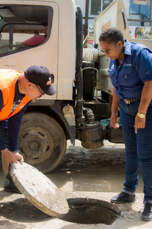 Trabajos de limpieza de imbornales en la calle Leyba y la calle Prolongación Caracol